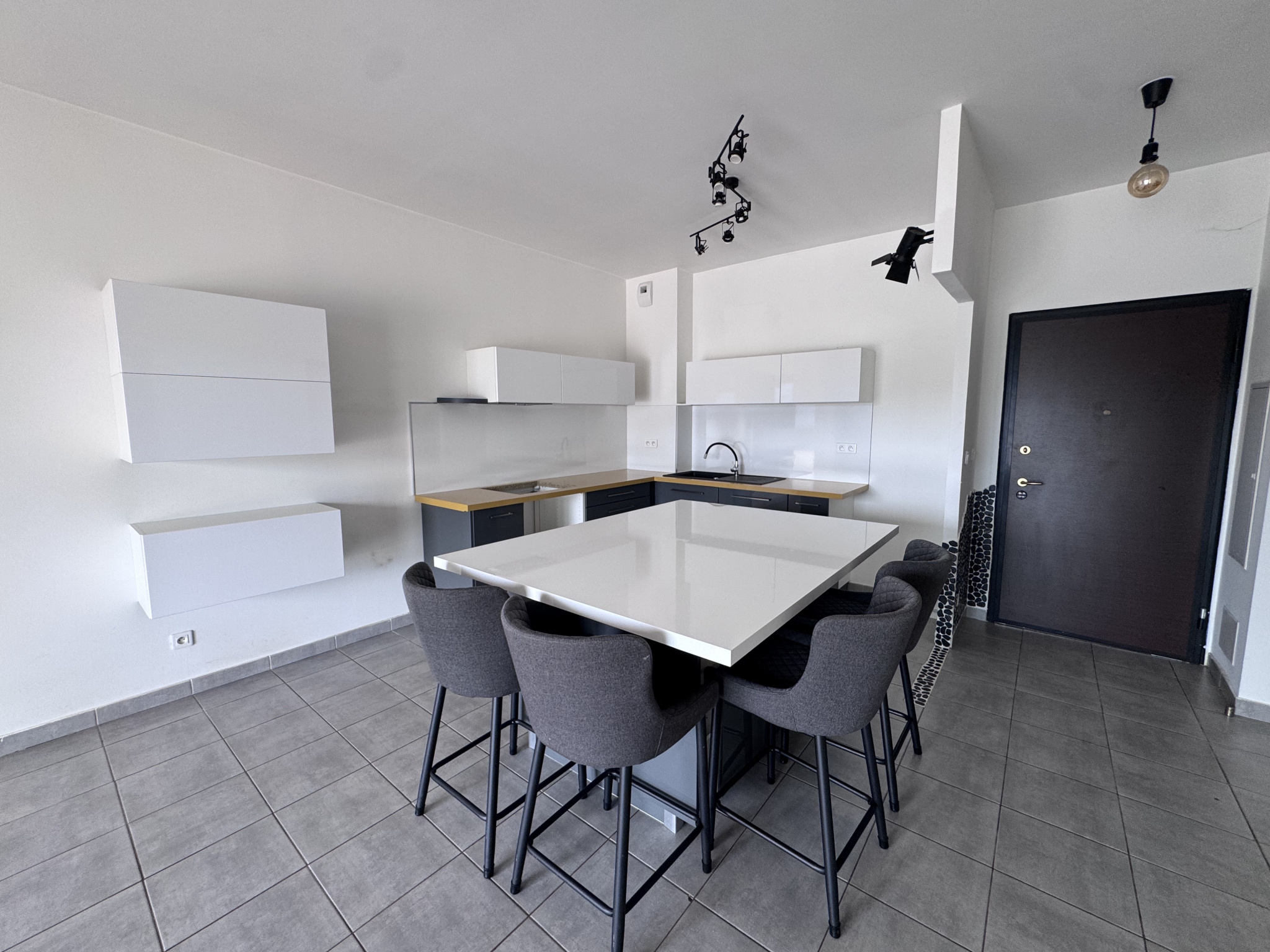 Exclusivité   Superbe T2 de 50 m2 avec Terrasse de 115 m2