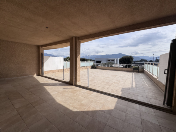 Exclusivité   Superbe T2 de 50 m2 avec Terrasse de 115 m2
