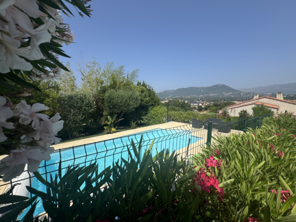 Maison avec piscine et jardin